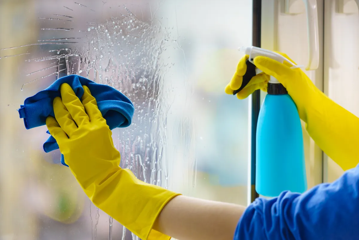 Nettoyage de vitres et vitrines dans le Jura